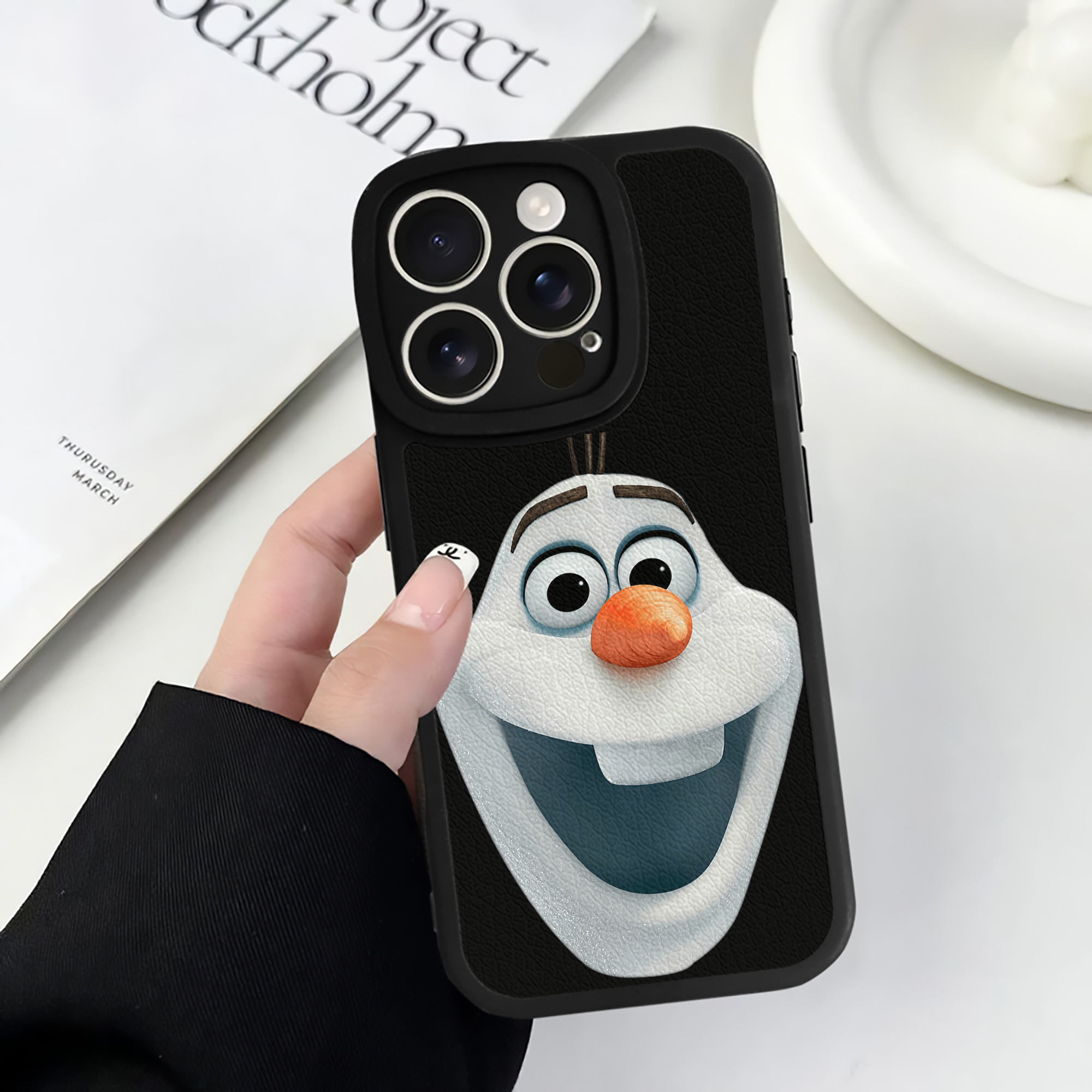 （画像用） アナと雪の女王 アンナ エルサ Frozen Anna Elsa 【iPhone 16シリーズ対応】シリコンスマホケース（レザー調） 材質：シリコン